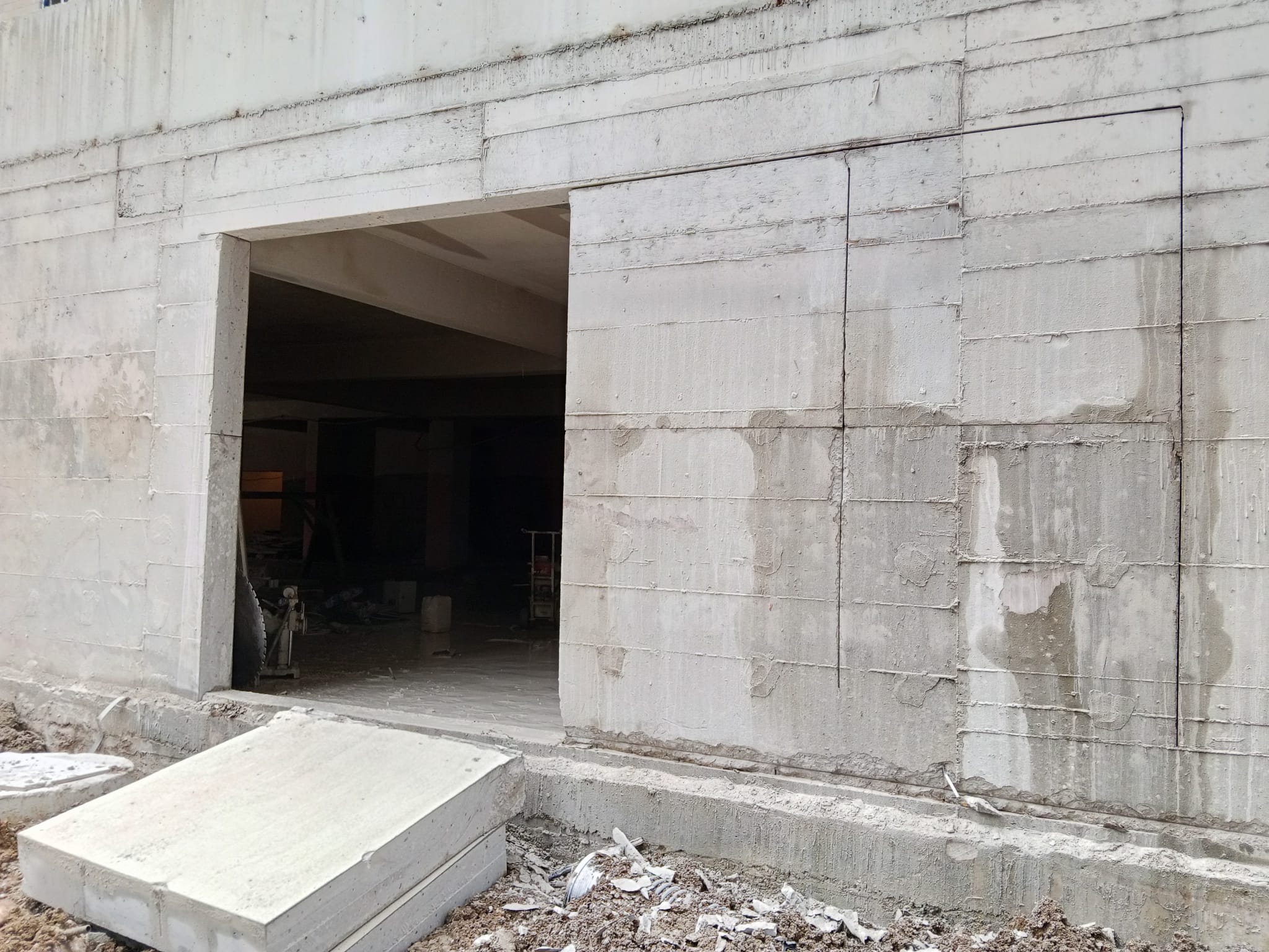 Beton duvarda geniş geçiş