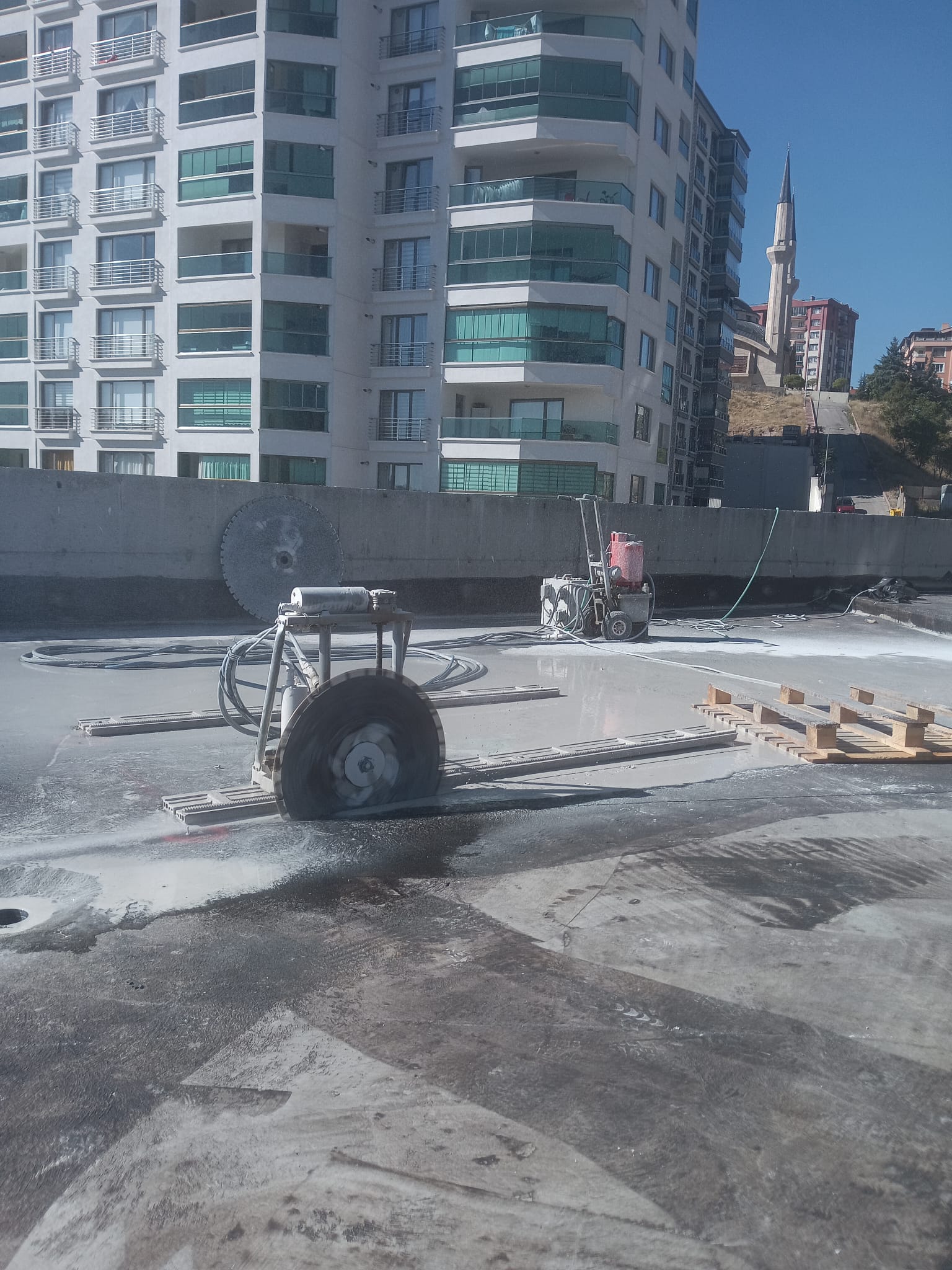 Raylı testereyle döşeme kesimi